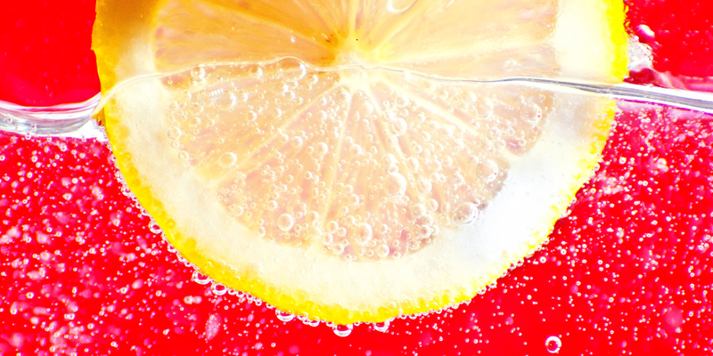 A lemon slice in sparkling water